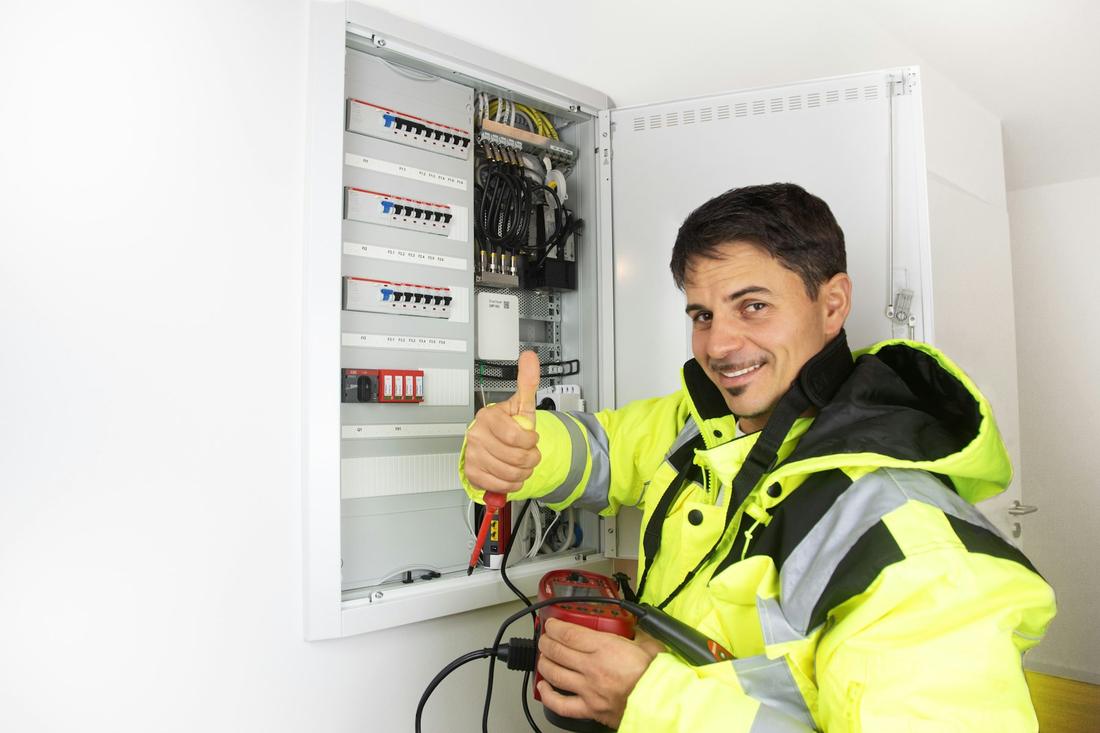 Électricien devant un tableau électrique neuf