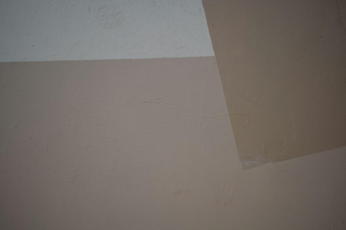 Mur fini en peinture mate beige